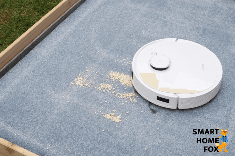 Ecovacs Deebot T9 beim Haferflocken Saugtest auf einem Teppich